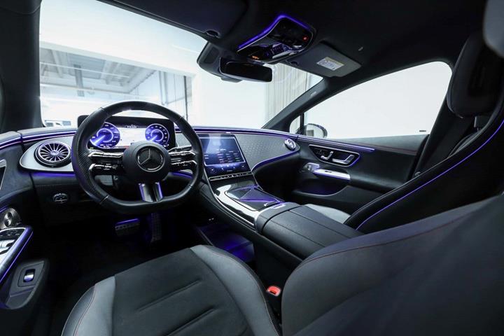 Hvid Mercedes EQE350 fra 2024