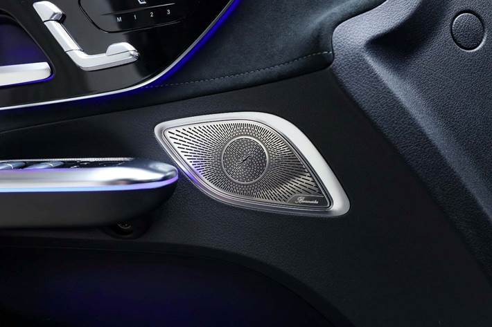 Hvid Mercedes EQE350 fra 2024