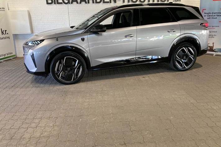 Sølv Peugeot e-5008 fra 2024