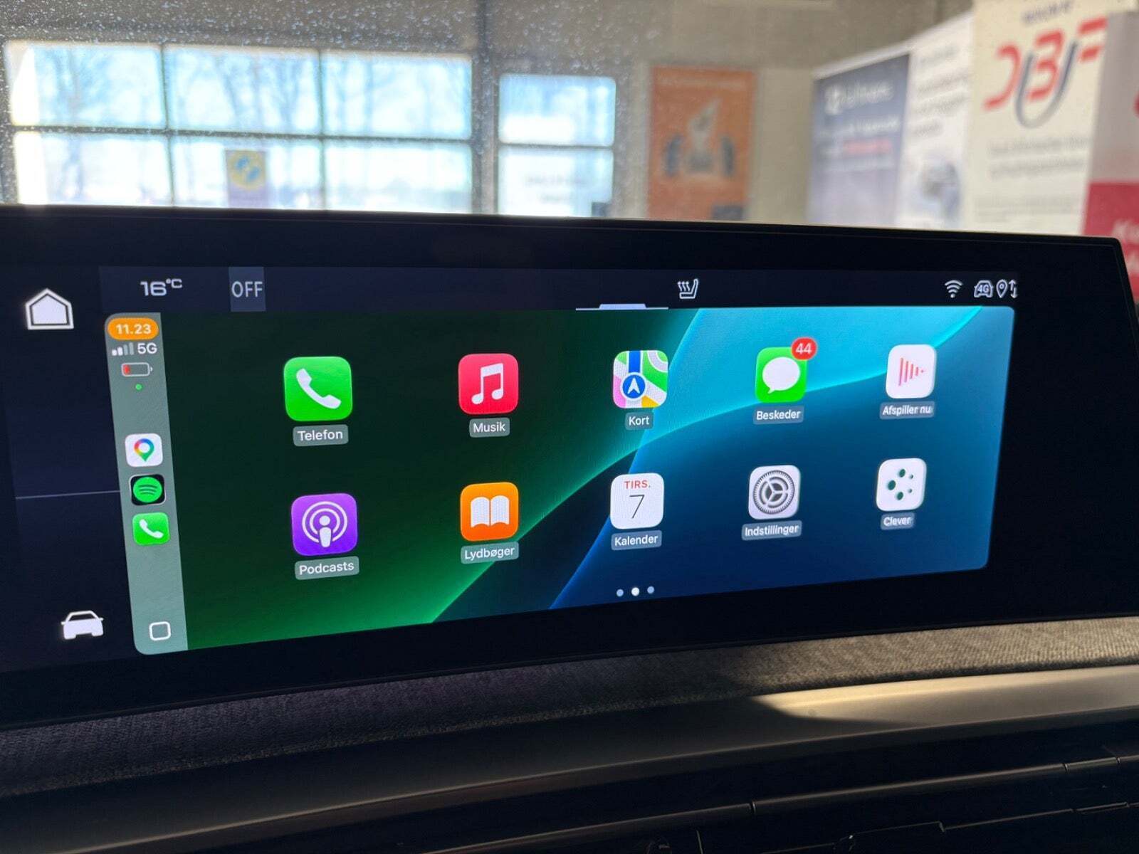 Sølv Peugeot e-5008 fra 2024