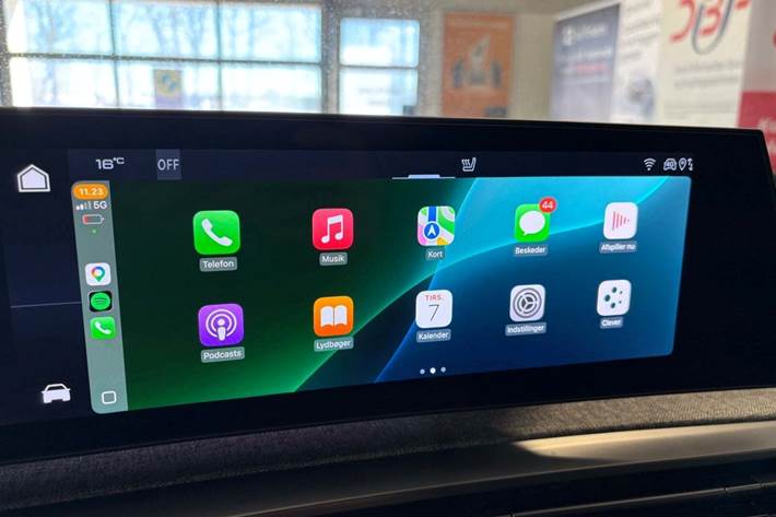 Sølv Peugeot e-5008 fra 2024