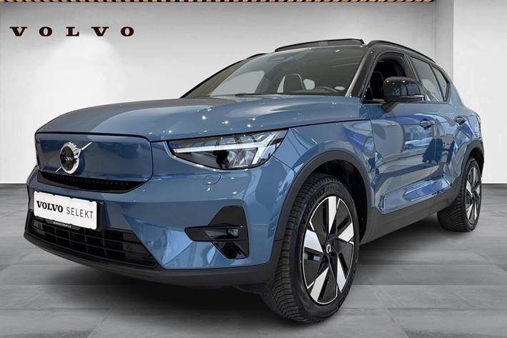 Blå Volvo XC40 fra 2023 set udefra