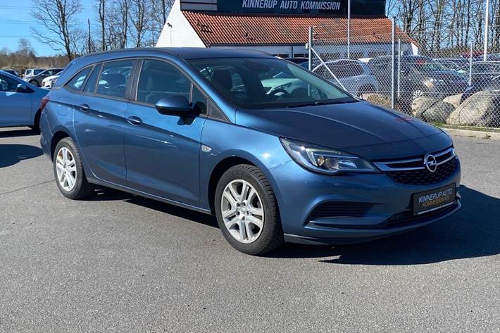 Blå Opel Astra fra 2017