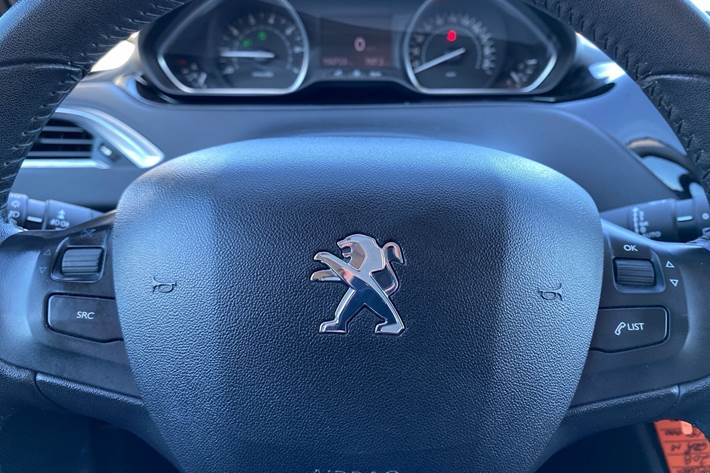 Grå Peugeot 208 fra 2013