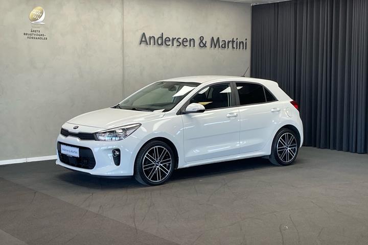 Hvid Kia Rio fra 2017 set udefra