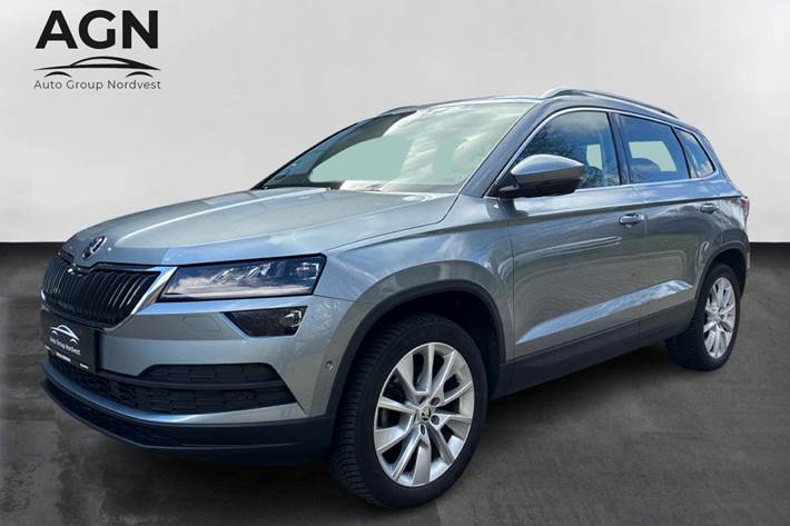 Grå Skoda Karoq fra 2021 set udefra