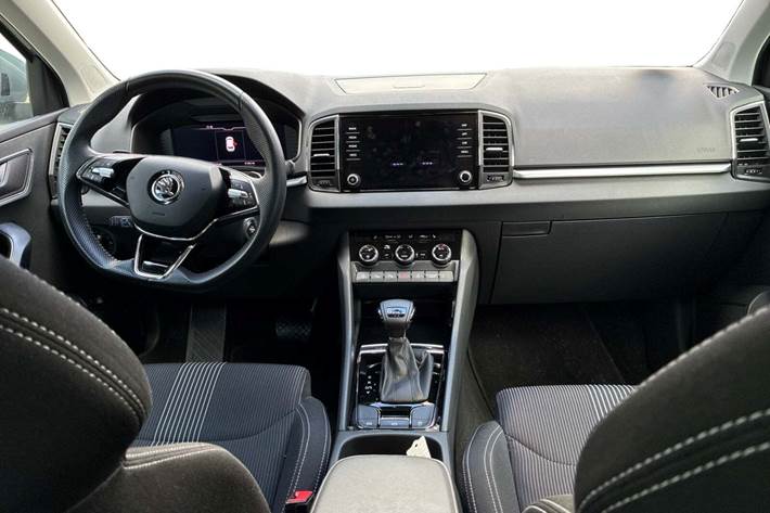 Grå Skoda Karoq fra 2021