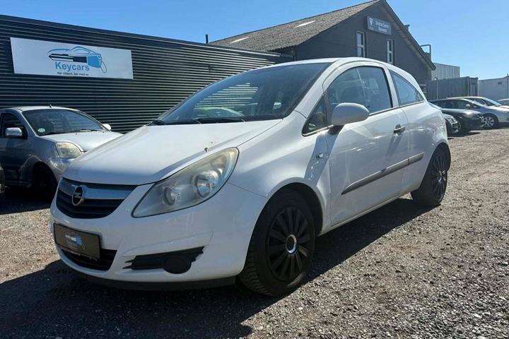 Hvid Opel Corsa fra 2010 set udefra