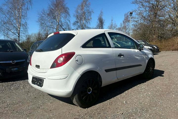 Hvid Opel Corsa fra 2010