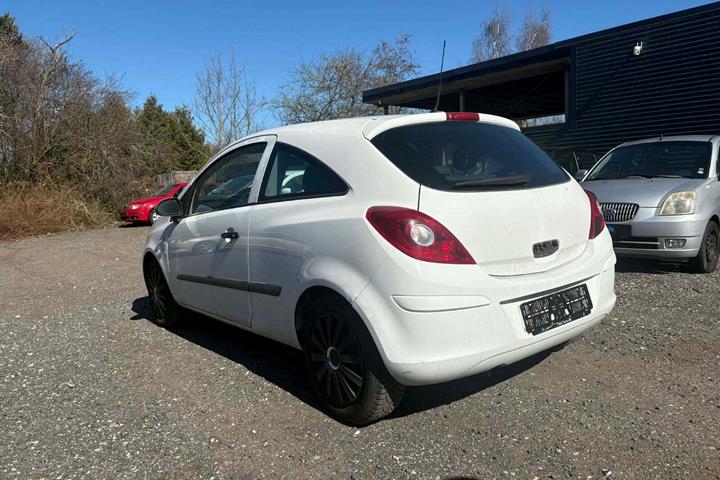 Hvid Opel Corsa fra 2010