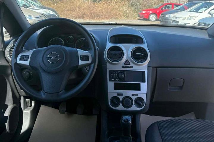 Hvid Opel Corsa fra 2010
