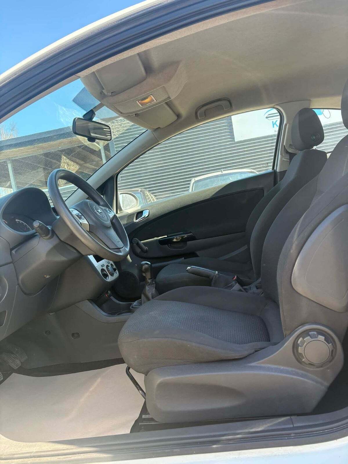 Hvid Opel Corsa fra 2010