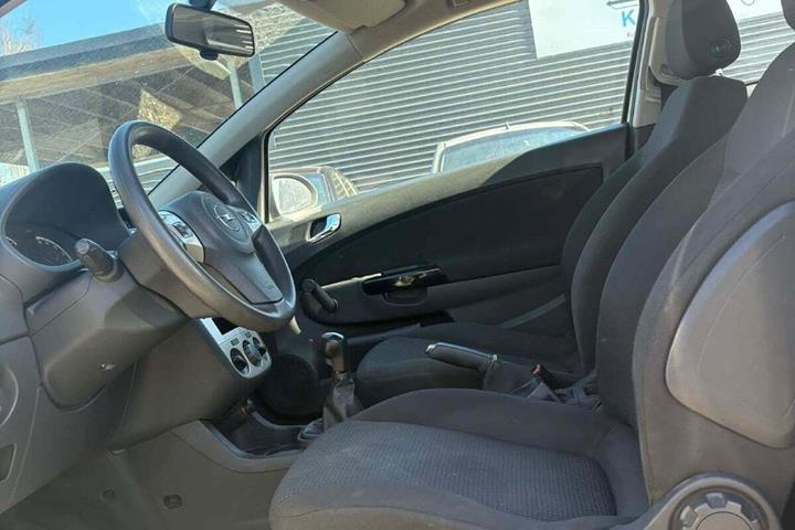 Hvid Opel Corsa fra 2010