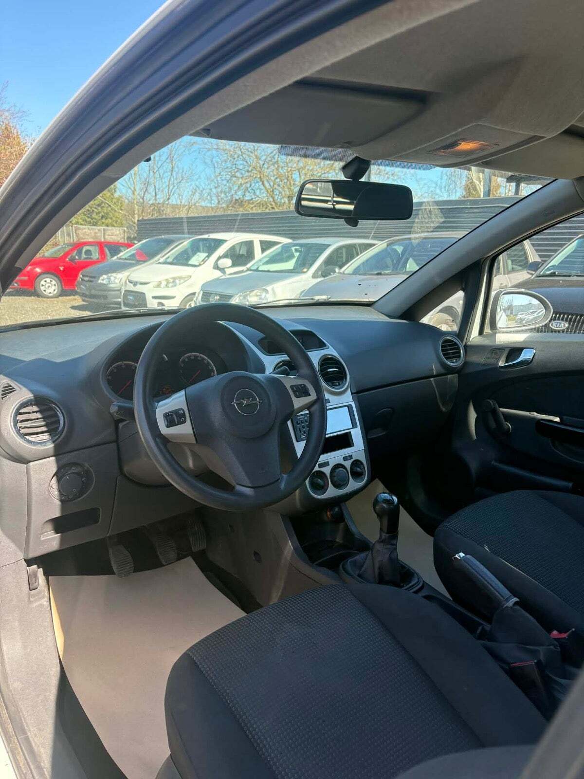 Hvid Opel Corsa fra 2010