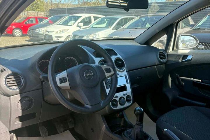 Hvid Opel Corsa fra 2010