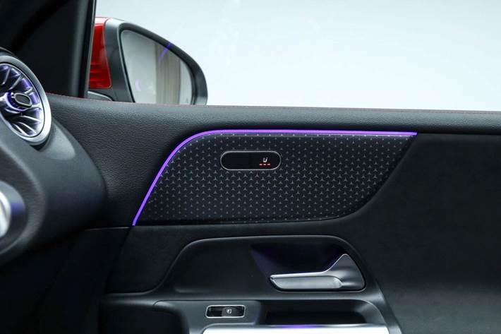 Rød Mercedes EQB250+ fra 2025