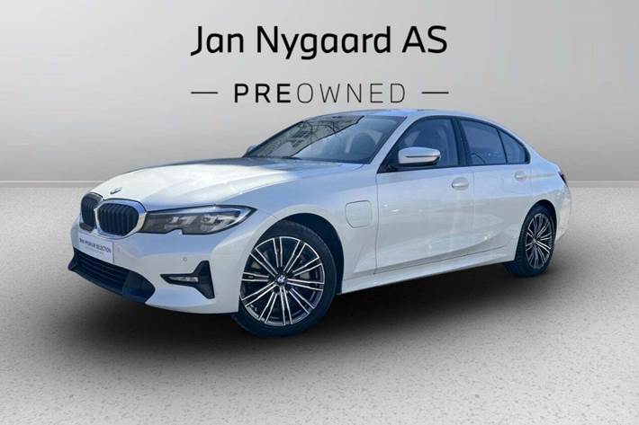 Hvid BMW 330e fra 2020 set udefra