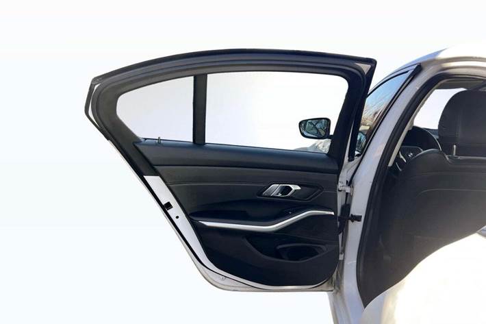 Hvid BMW 330e fra 2020