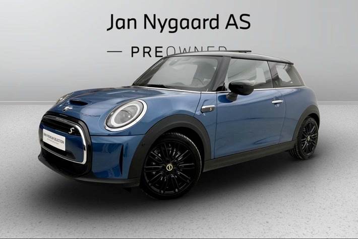 Blå Mini Cooper SE fra 2023 set udefra