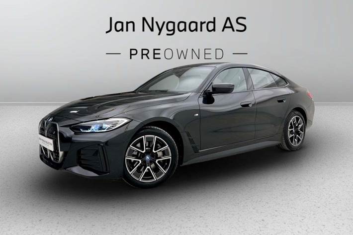 Sort BMW i4 fra 2024 set udefra