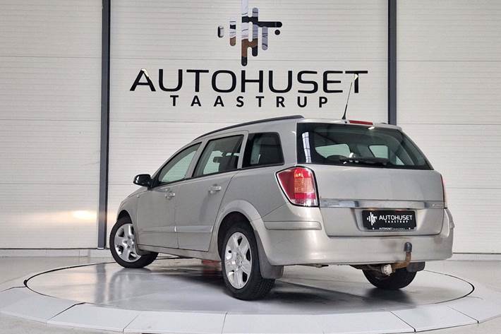 Orange Opel Astra fra 2004