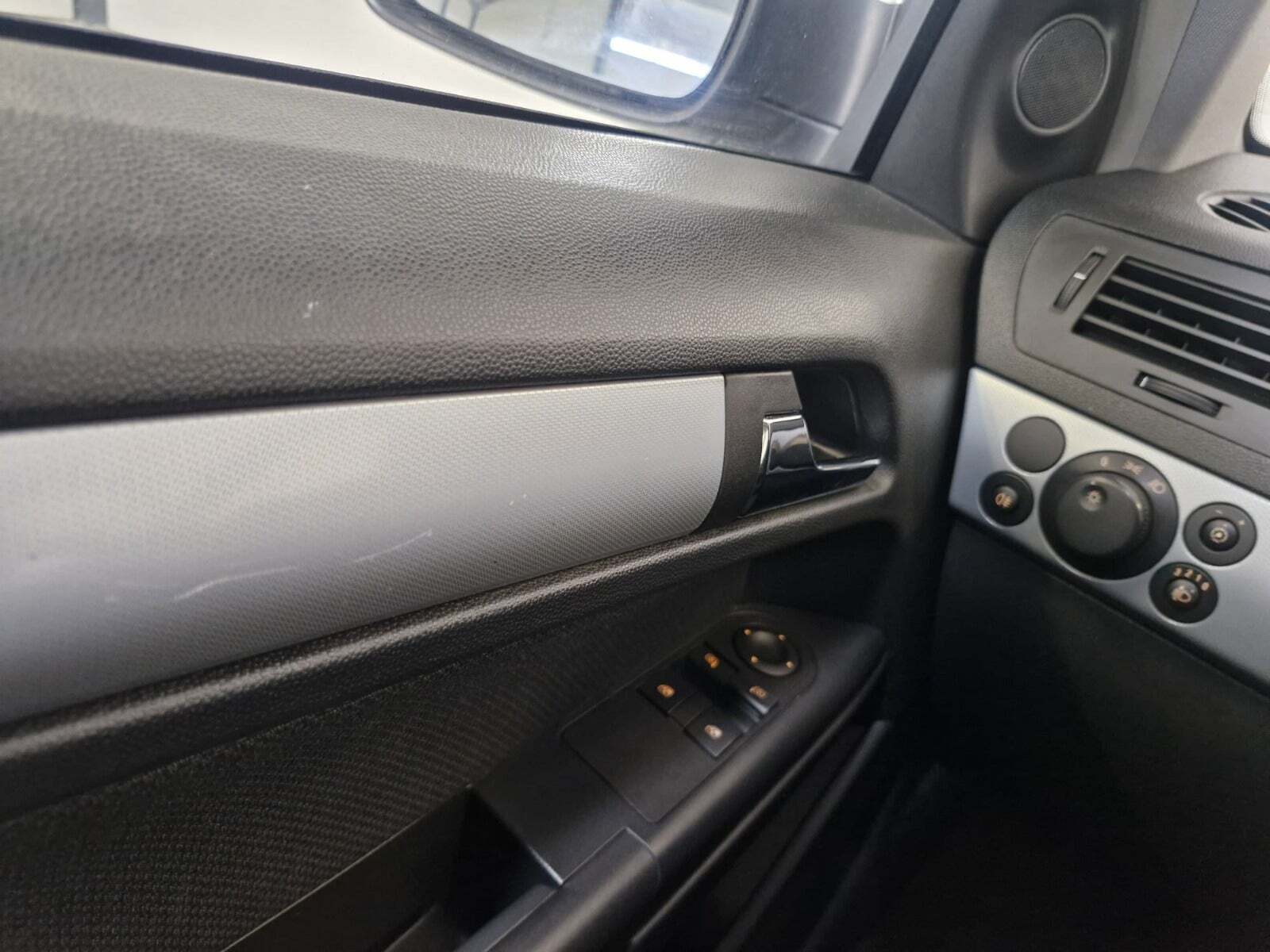 Orange Opel Astra fra 2004