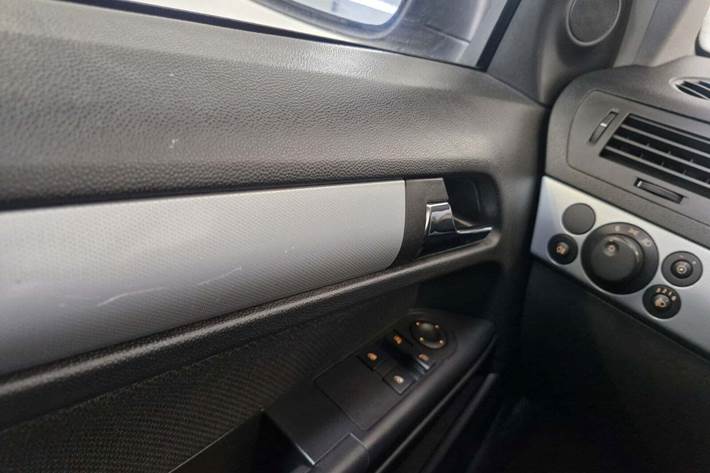 Orange Opel Astra fra 2004