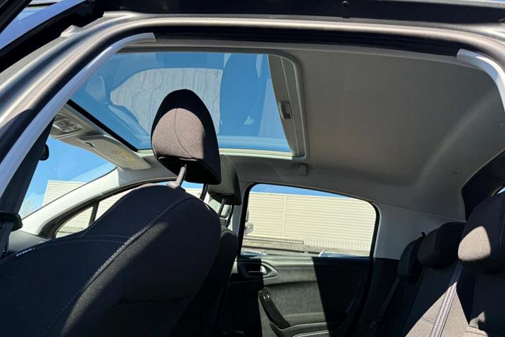 undefined Peugeot 208 fra 2015