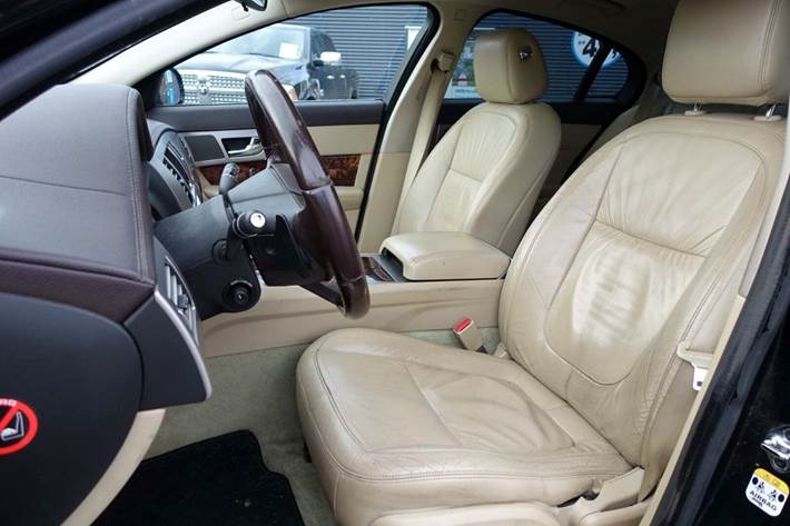 Sort Jaguar XF fra 2009