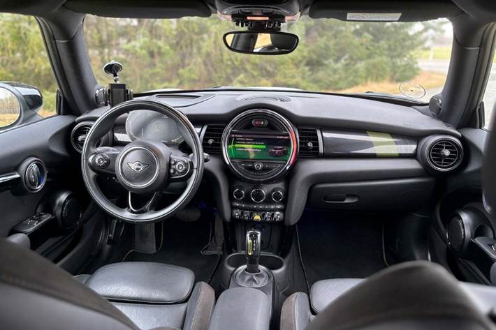 Sølv Mini Cooper SE fra 2020