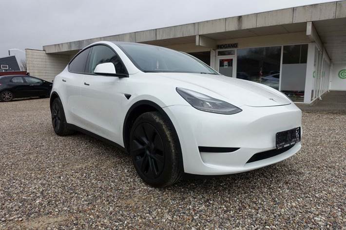 Hvid Tesla Model Y fra 2024