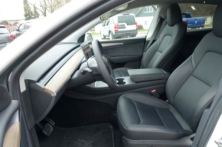 Hvid Tesla Model Y fra 2024