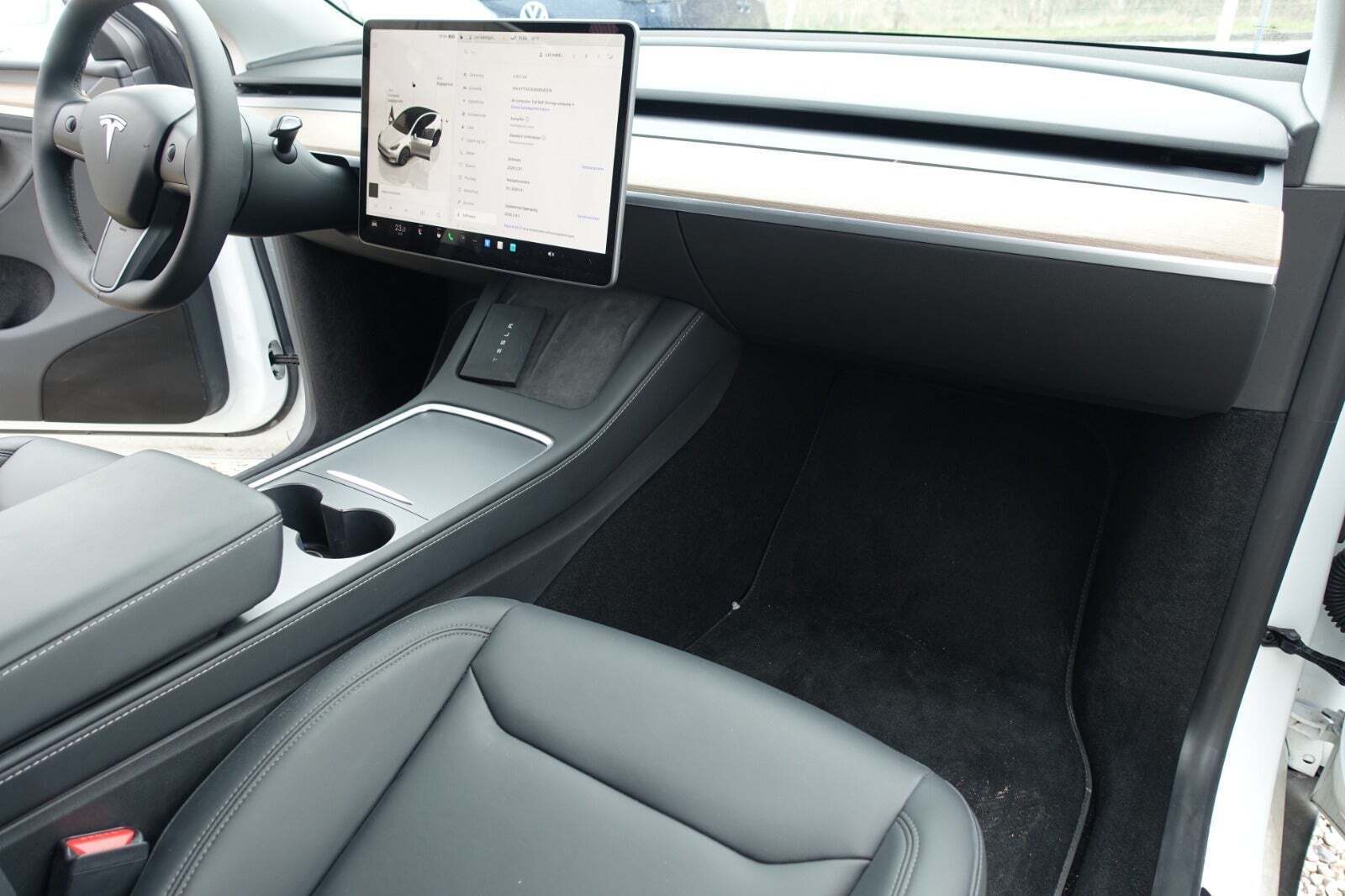 Hvid Tesla Model Y fra 2024