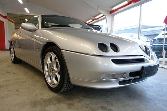 Sølv Alfa Romeo GTV fra 2000