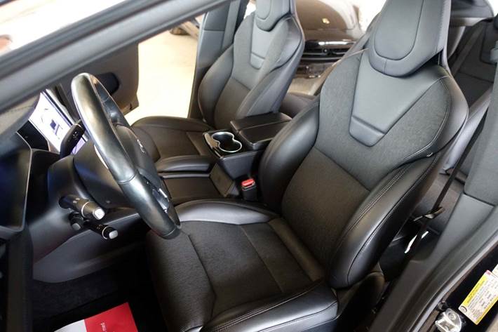 Sort Tesla Model X fra 2017