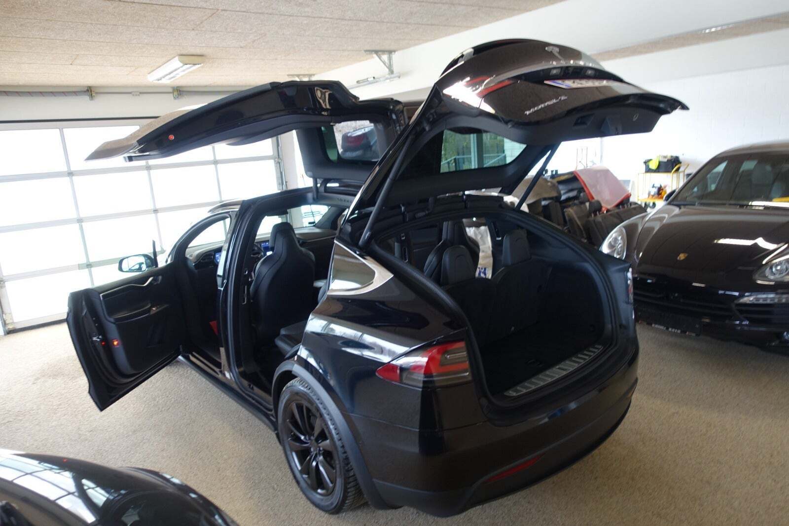 Sort Tesla Model X fra 2017