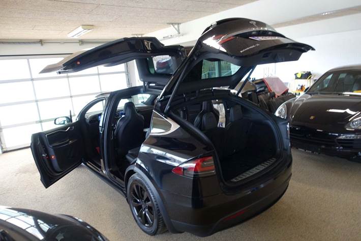 Sort Tesla Model X fra 2017
