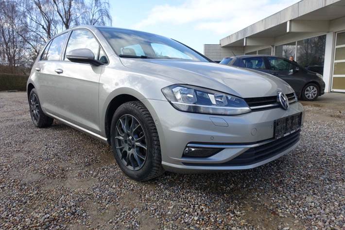 Grå VW Golf VII fra 2017