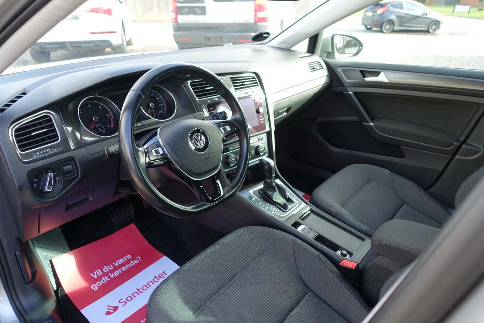 Grå VW Golf VII fra 2017