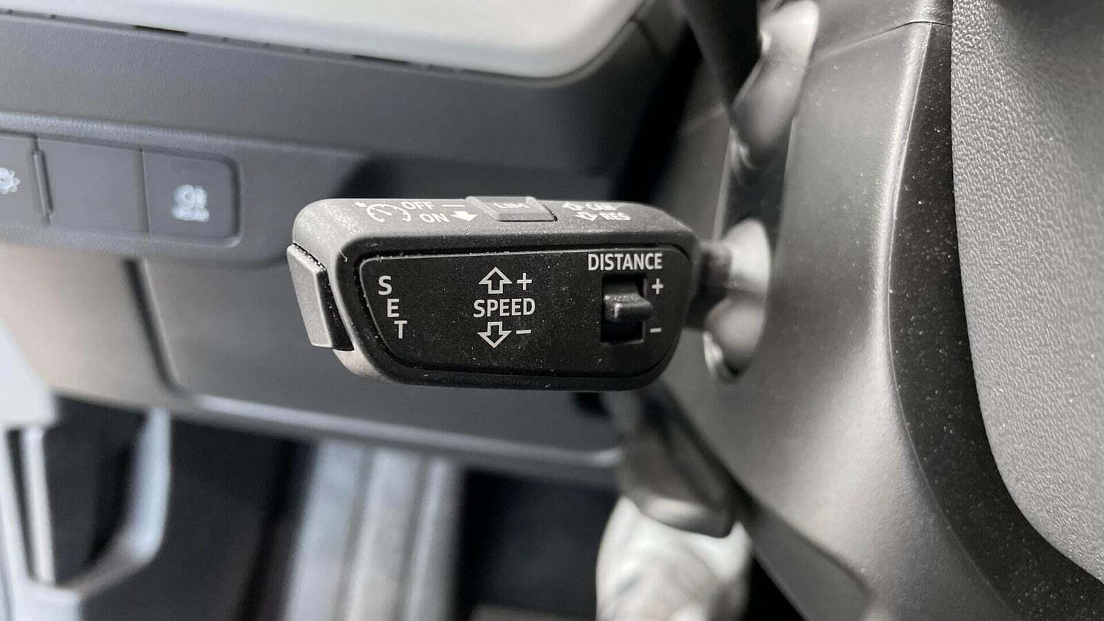 Grå Audi Q4 e-tron fra 2023