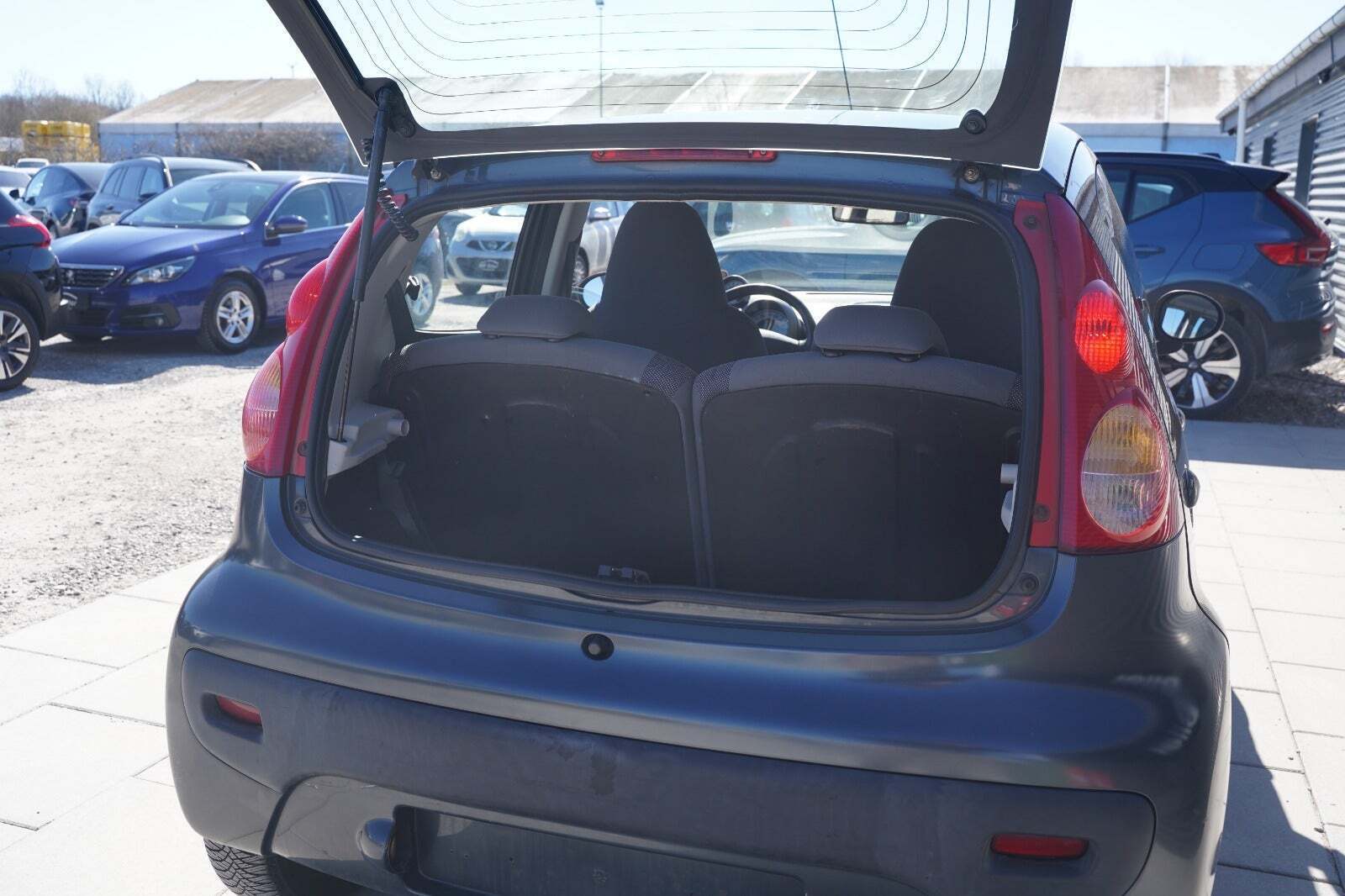 Grå Peugeot 107 fra 2007