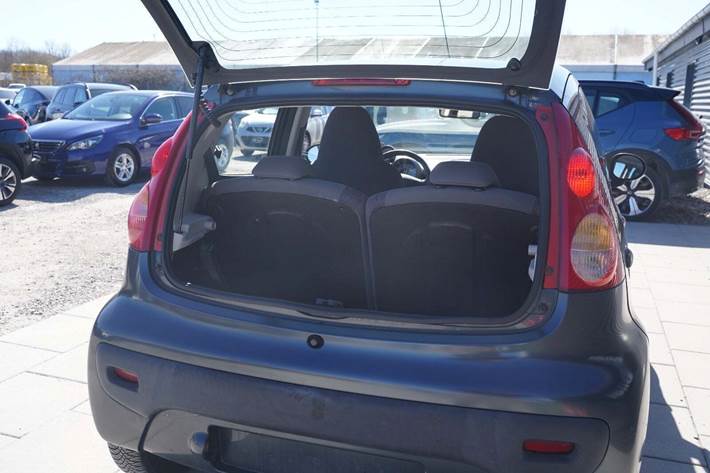 Grå Peugeot 107 fra 2007