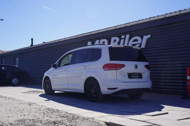 Hvid VW Touran fra 2019