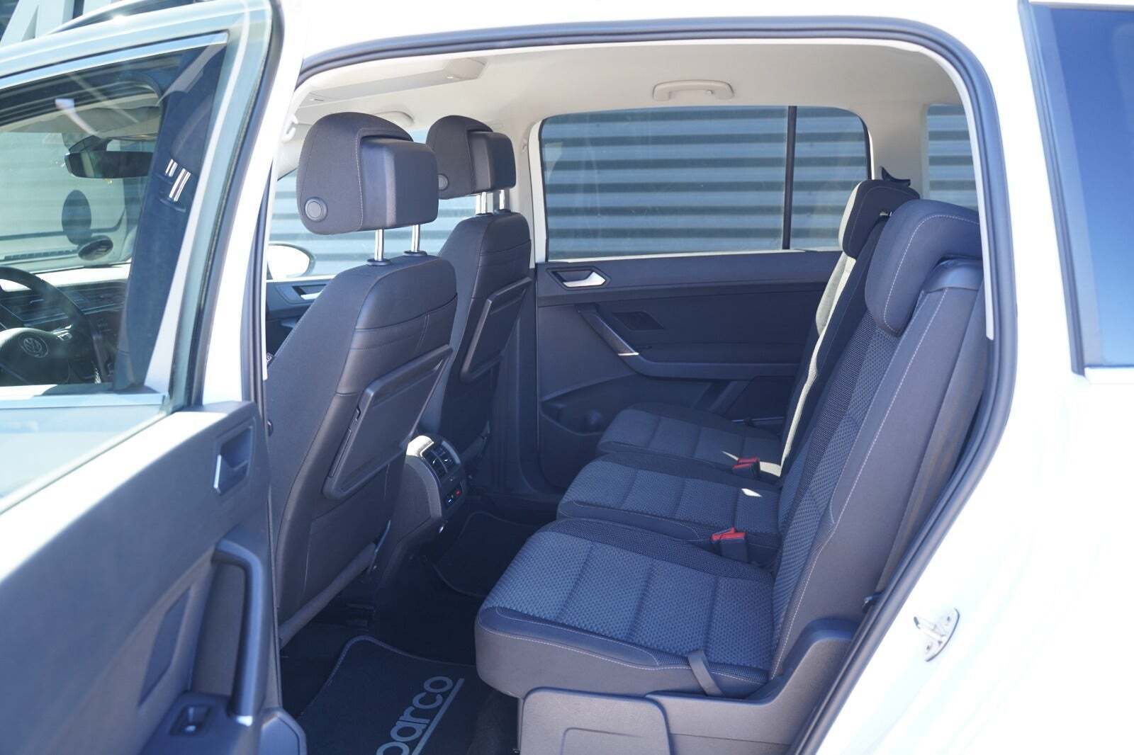 Hvid VW Touran fra 2019