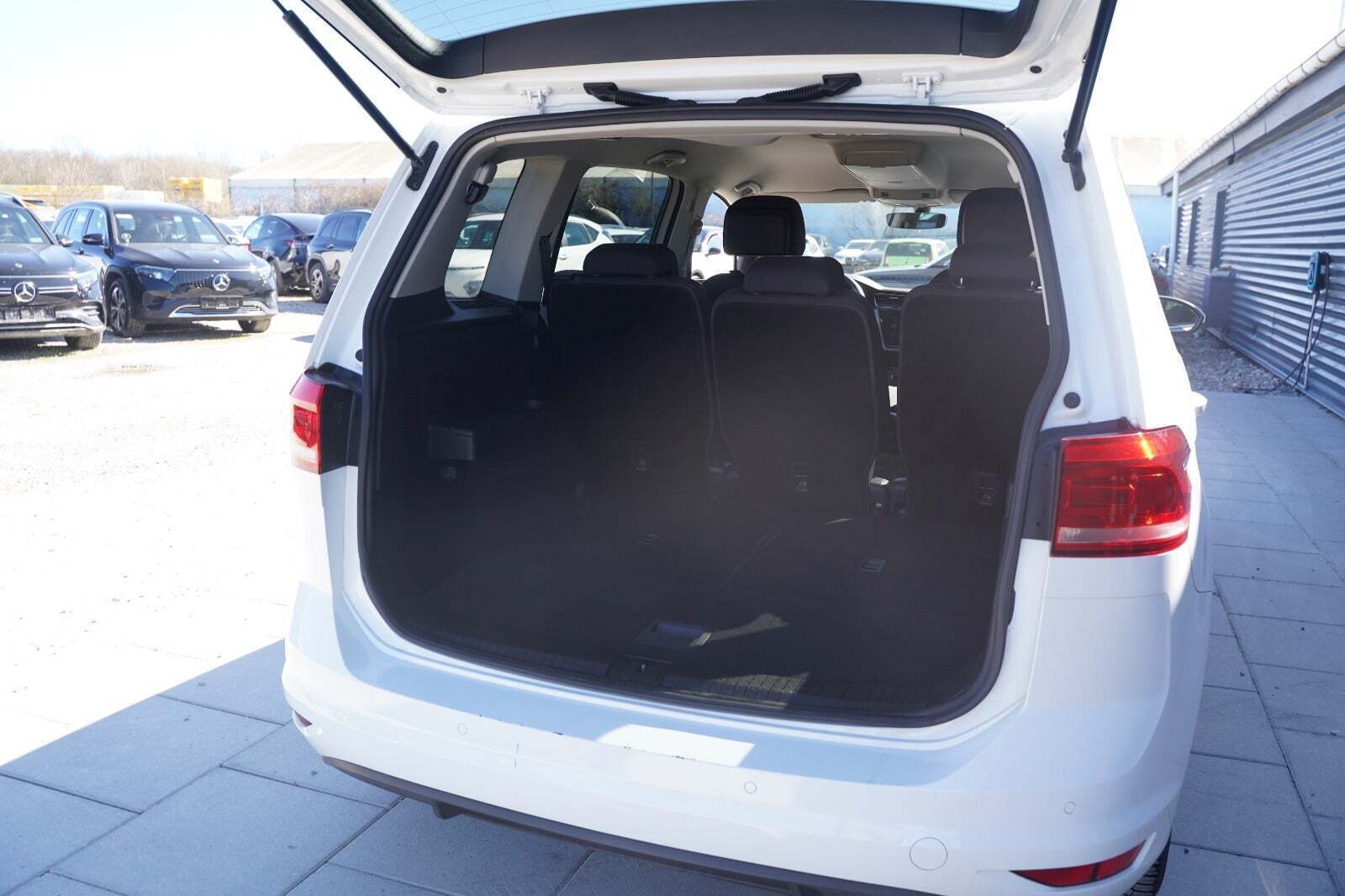 Hvid VW Touran fra 2019