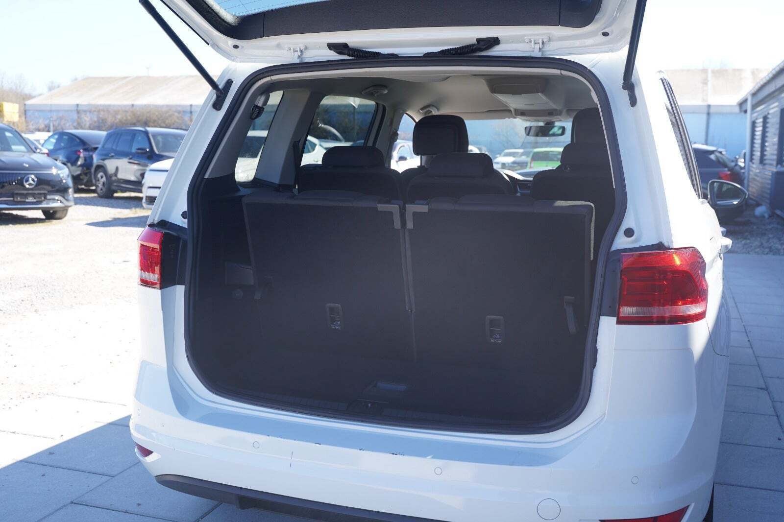 Hvid VW Touran fra 2019