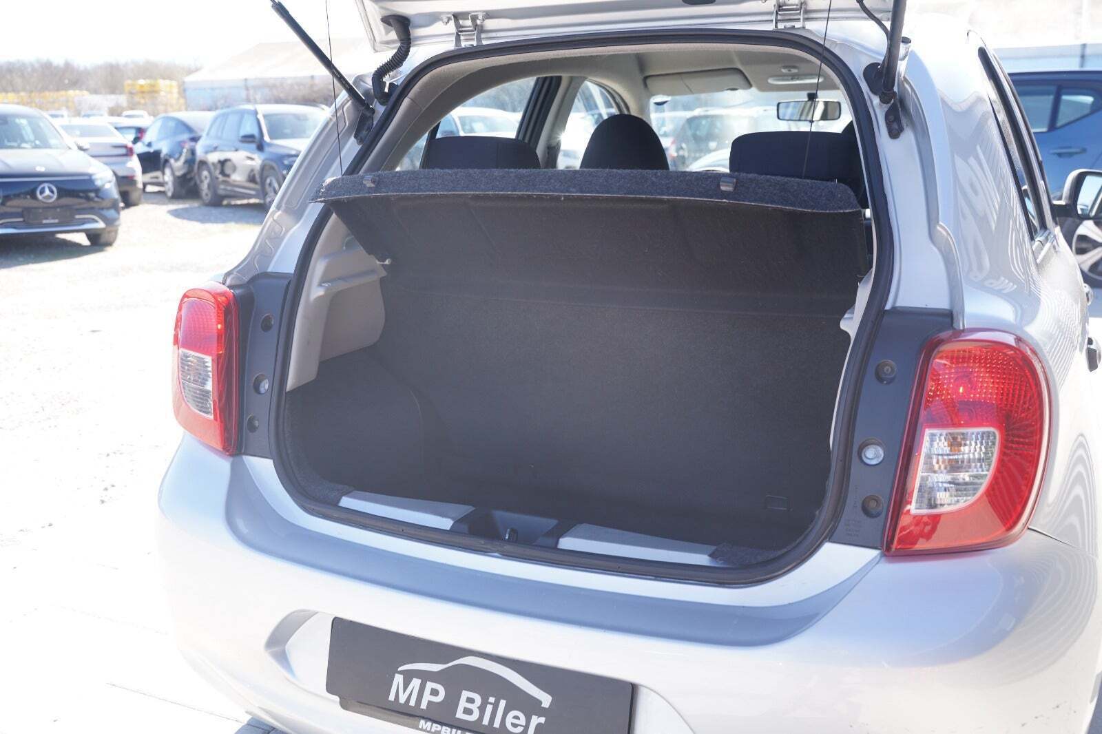 Sølv Nissan Micra fra 2015