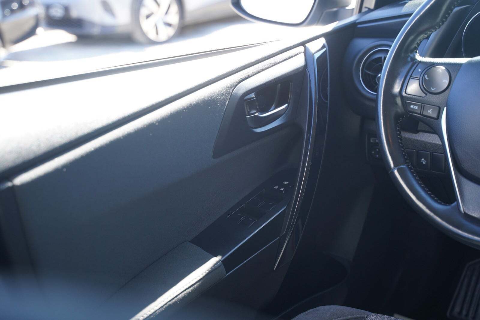 Sølv Toyota Auris fra 2018