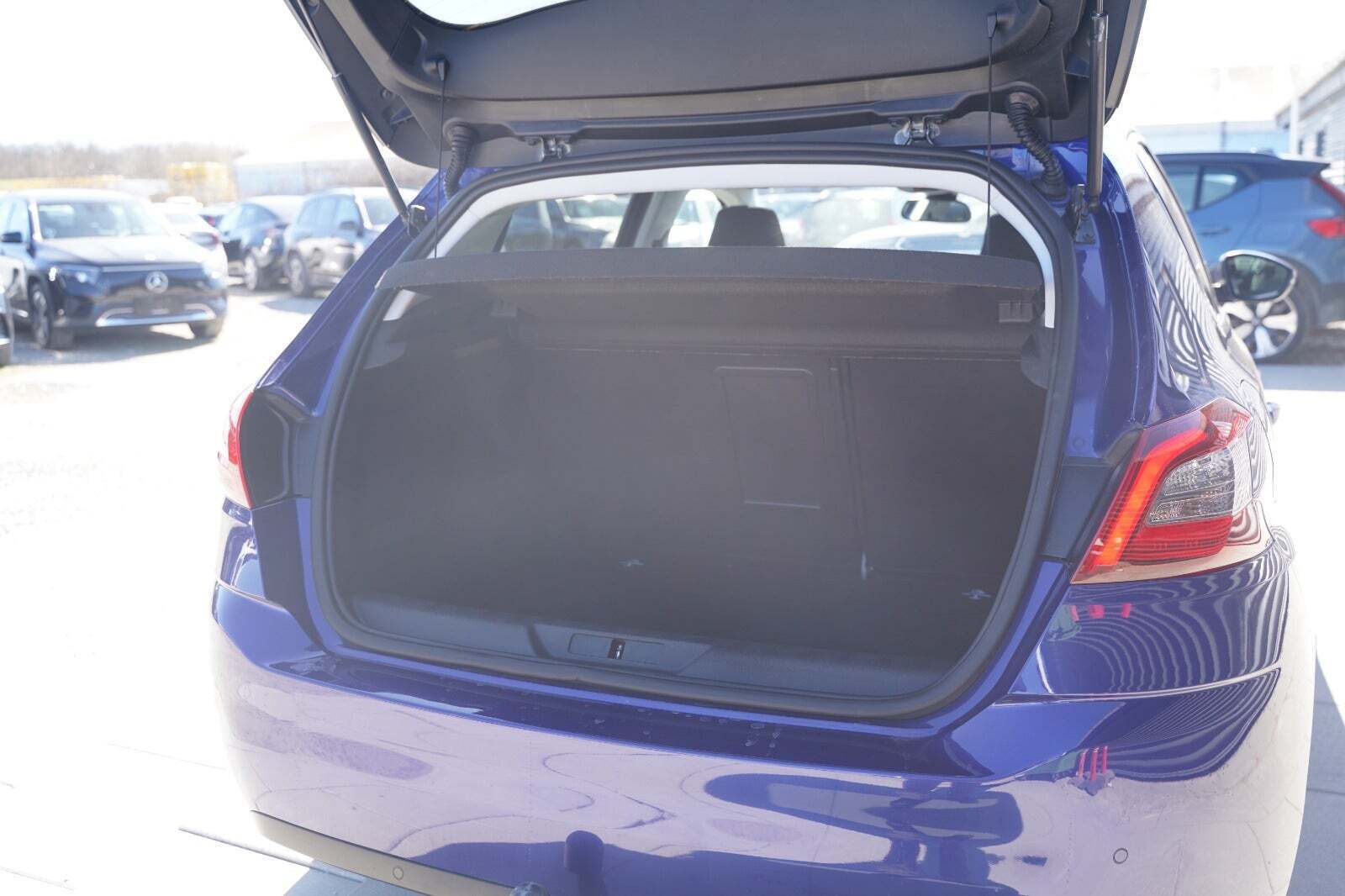 Blå Peugeot 308 fra 2018