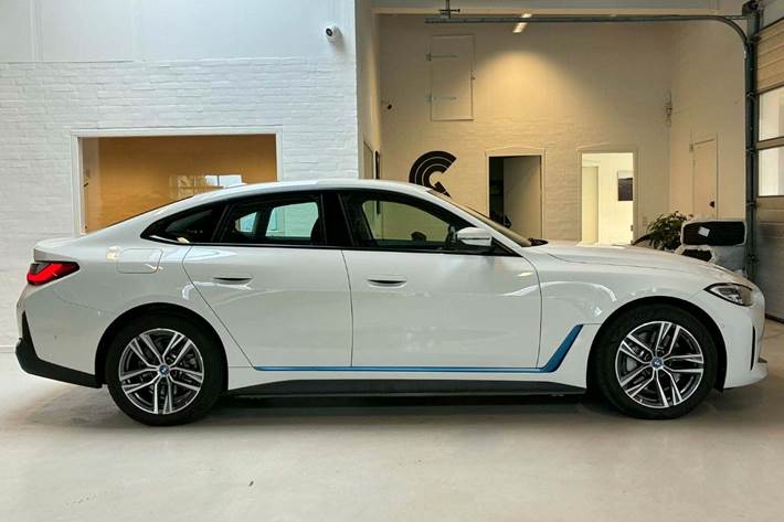 Hvid BMW i4 fra 2023